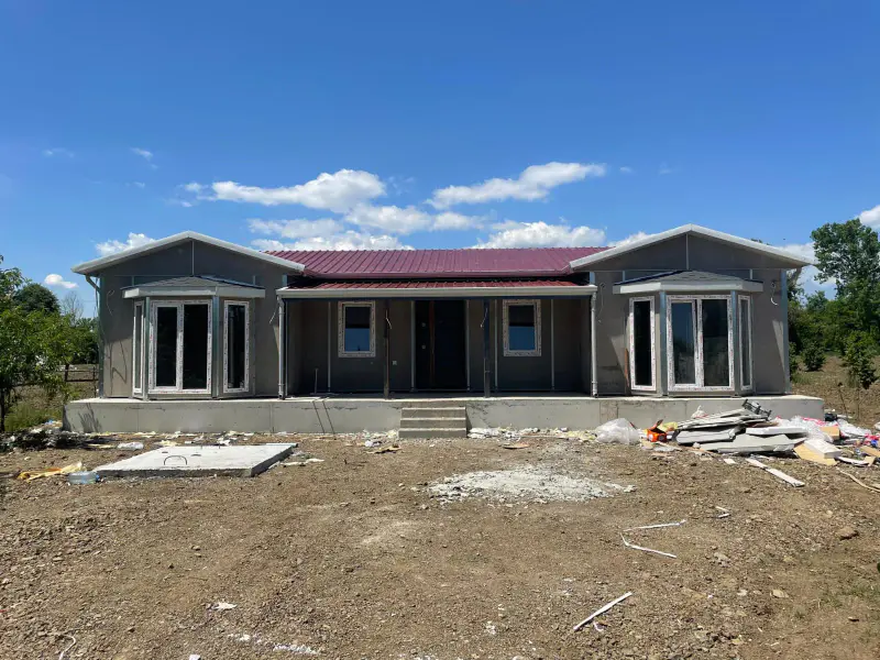 Beton temel üzerine kurulmuş, köşe pencereli tek katlı prefabrik yapının ön cephesi