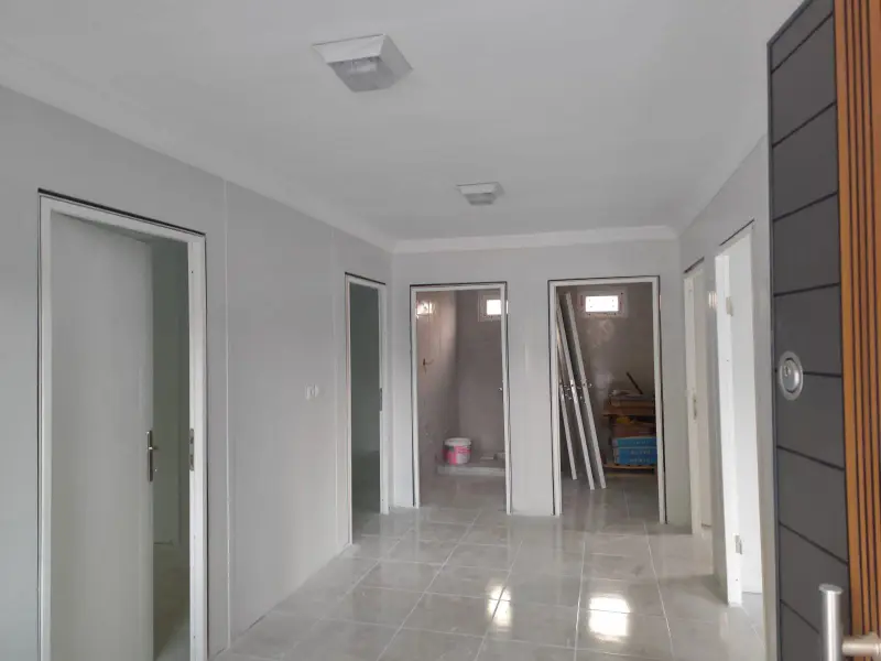Panel duvarlı ve seramik zeminli prefabrik yapının iç holü